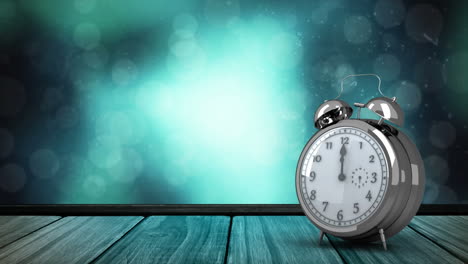 reloj despertador en una cubierta de madera