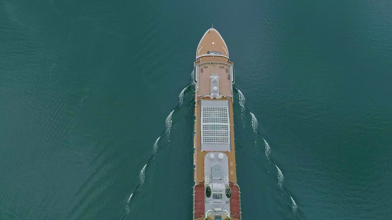 낮 동안 아름다운 바다에서 순항 유람선의 오름차순 하향식 샷