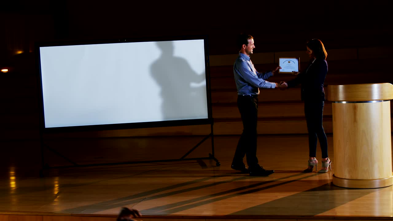mujer ejecutiva de negocios que recibe un premio