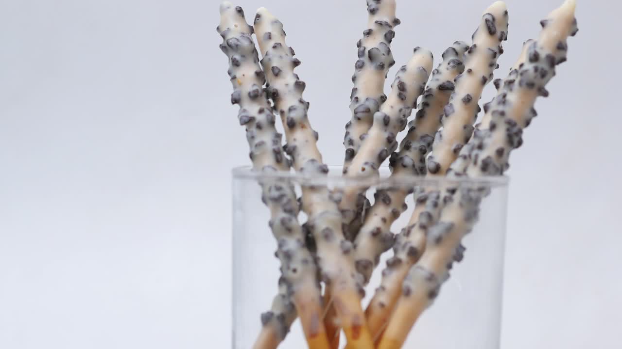 식탁 위 에 있는 아몬드 견과류 진한 초콜릿 막대기