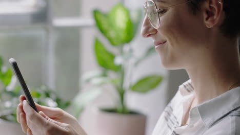 Feliz-Mujer-Caucásica-Usando-Un-Teléfono-Inteligente-En-Casa-Navegando-Mensajes-Disfrutando-De-Mensajes-De-Texto-Compartiendo-El-Estilo-De-Vida-De-Las-Redes-Sociales-Enviando-Correos-Electrónicos-En-Línea-En-La-Tecnología-De-Teléfonos-Móviles-De-Cerca