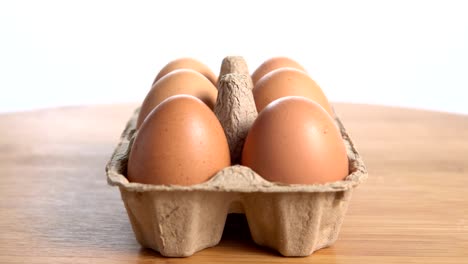 3 ángulo de seis huevos desaparecen uno por uno en la bandeja de papel de huevo