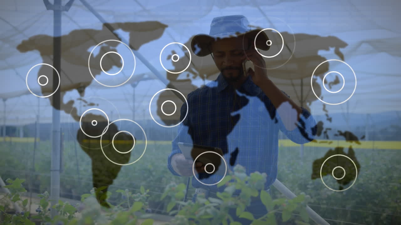 스마트 폰을 사용하는 사람을 상대로 세계 지도를 가로지르는 연결 아이콘의 웹