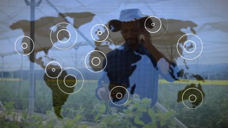 web de iconos de conexión pulsando sobre el mapa del mundo contra el hombre usando un teléfono inteligente