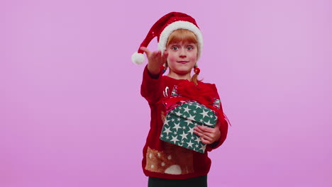 Una-Niña-Adolescente-Feliz-Viste-Un-Suéter-Rojo-De-Navidad-Presentando-Una-Caja-De-Regalo-De-Navidad,-Venta-De-Compras