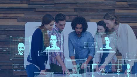 animación de fotos biométricas, procesamiento de datos sobre diversas personas de negocios en la oficina