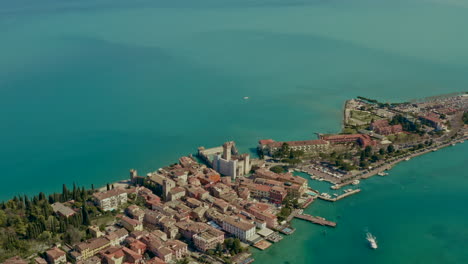 Drohnenschuss-über-Schloss-Sirmione,-Gardasee,-Italien