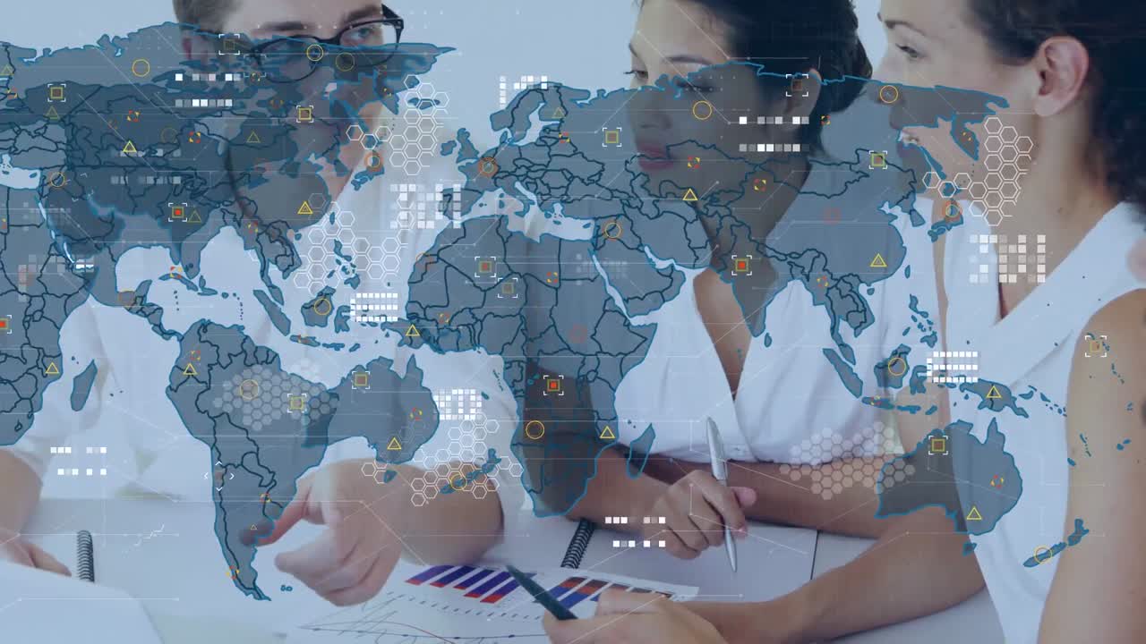 animación del mapa del mundo y procesamiento de datos sobre diversas personas de negocios en la oficina