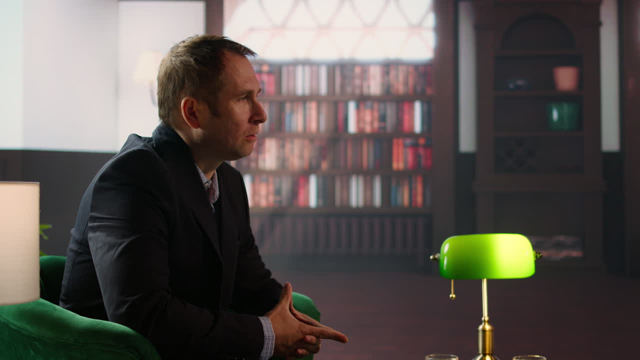 elegante profesional disfrutando de un bourbon durante una reunión en un club de dandy