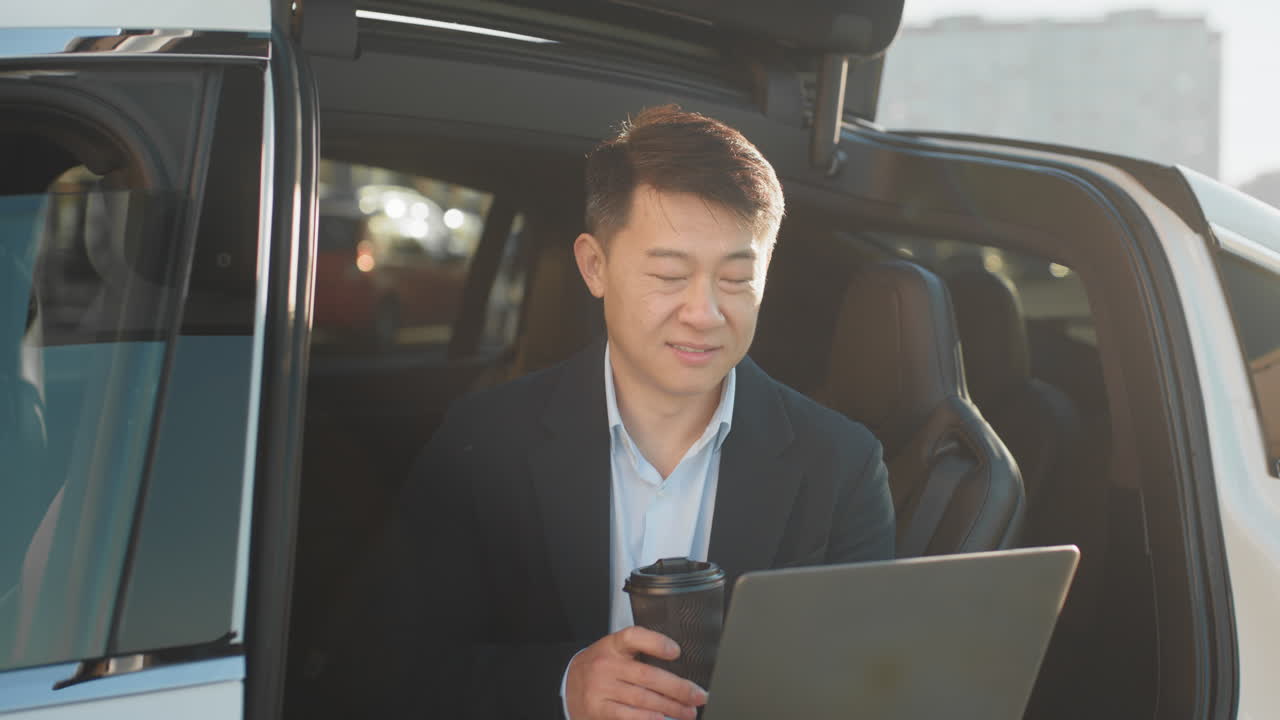 電気自動車内で仕事をするビジネスマン