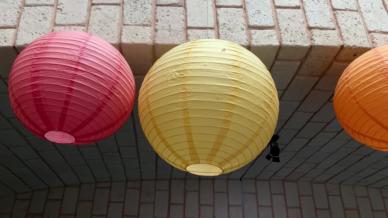 linternas de papel tradicionales coloridas colgando al aire libre, concepto de decoraciones navideñas