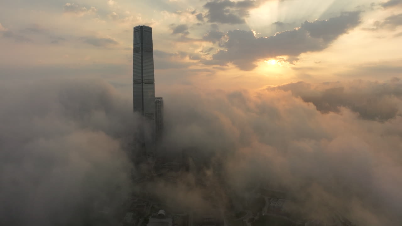 la ciudad de hong kong escondida en la niebla con el rascacielos icc iluminado por un espectacular amanecer