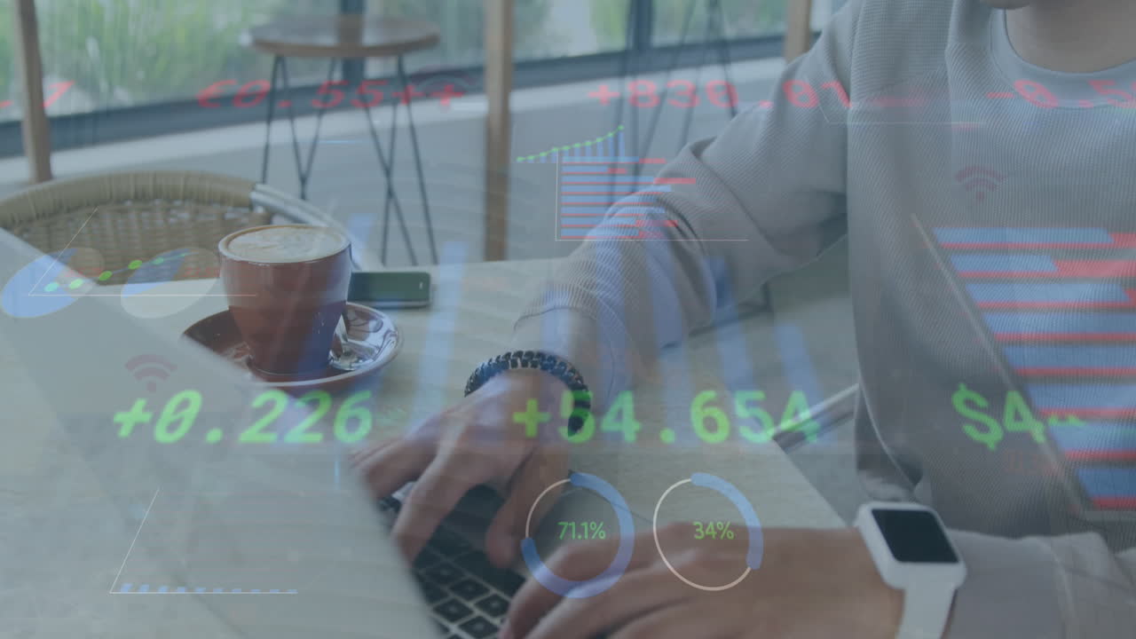 animazione dell'elaborazione di dati statistici contro la sezione centrale di un uomo che usa un portatile in un caffè