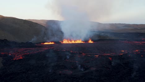 Valle-De-Meradalir-Lleno-De-Roca-Basáltica-Salvaje-Con-Volcán-Fagradals-Que-Arroja-Lava