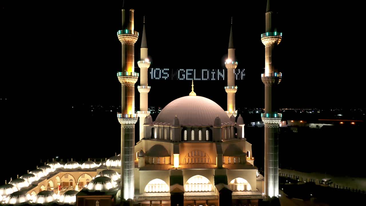 Kuzey Kıbrıs'taki Hala Sultan Camii'nin gece havadan görünümü