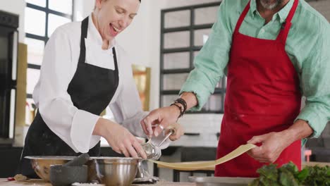 cocineros haciendo pasta juntos