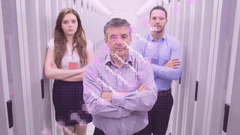 animación de la cadena de adn sobre diversas personas en la sala del servidor