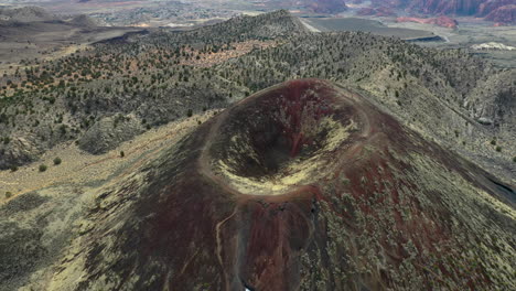 volcán de cono de ceniza, san jorge, utah, tiro de dron giratorio alrededor de uno de los conos de ceniza en el condado de washington