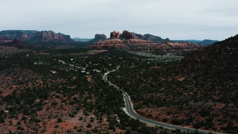 Toma-De-Drones-De-Automóviles-Circulando-Por-Una-Carretera-A-Través-Del-Desierto-De-Arizona.