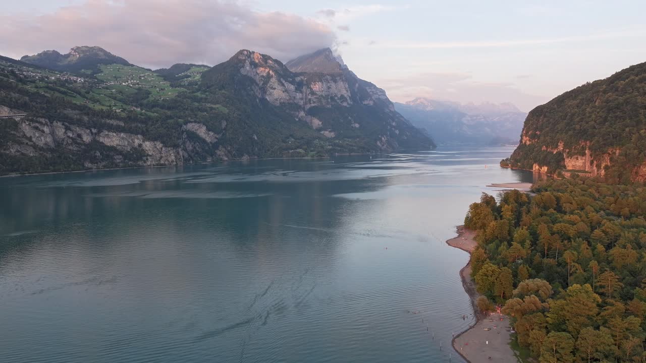 imágenes aéreas de timelapse que se acercan al lago walensee, destacando la concurrida carretera de abajo y las majestuosas montañas que rodean wessen y amden en canton st.