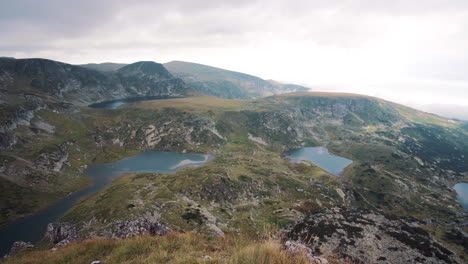 Vista-Desde-El-Pico-Haramiyata-A-Los-Siete-Lagos-De-Rila-En-Rila,-Bulgaria