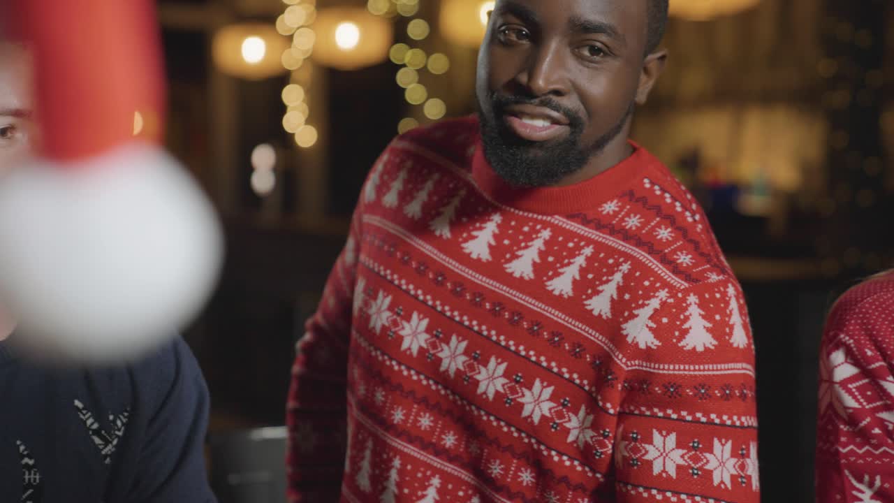 tiro de seguimiento alrededor de un grupo de amigos celebrando la navidad en un bar