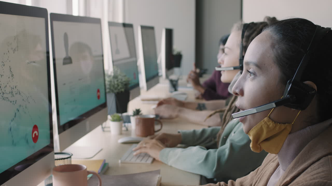 현대적인 사무실에서 고객 서비스 팀