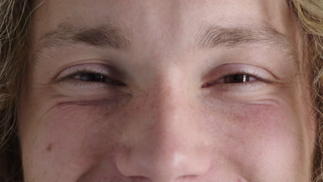 cerrar los ojos de un joven que parece feliz hombre caucásico satisfacción de la vista saludable