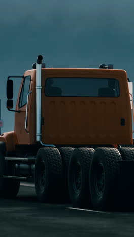 un camión de color naranja en la autopista