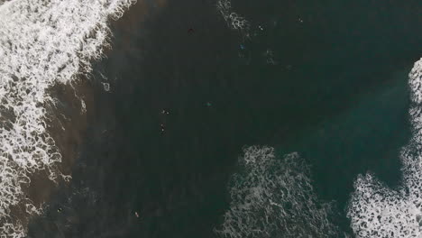 Antena-Sobre-Surfistas-En-Una-Playa-Brasileña-Tropical