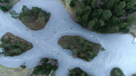 Patinaje-Sobre-Hielo-A-Vista-De-Pájaro-En-Un-Lago-Congelado