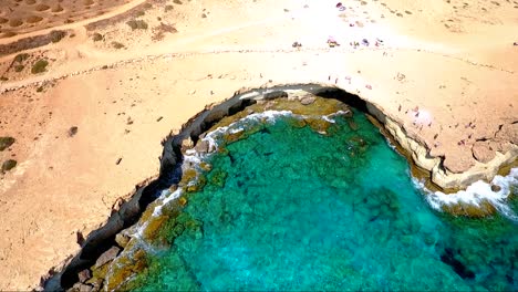 agua azul turquesa cristalina en las cuevas marinas vista de ayia napa chipre