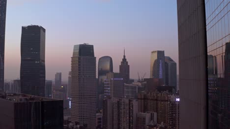 vista de los edificios de oficinas cbd del centro de guangzhou en rayos de hermoso colorido atardecer