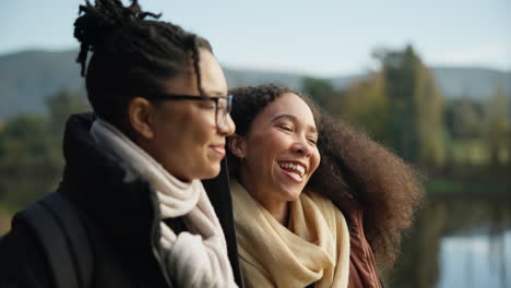 Mujeres,-Hablando-Y-Caminando-Por-El-Lago-Natural