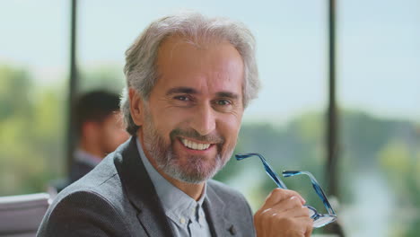 hombre de negocios sonriente en la oficina
