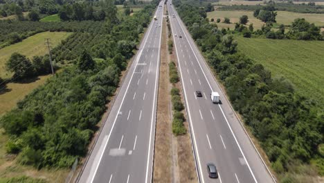 Asphaltstraße-Mit-Ländlichem-Gebiet-Auf-Beiden-Seiten