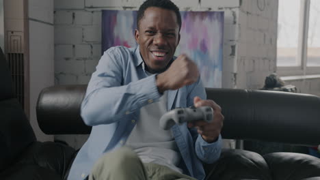 hombre jugando a videojuegos.
