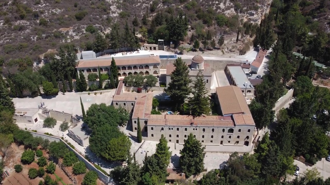 Riprese aeree con drone catturano il monastero di Kykkos immerso in un paesaggio montuoso con una vegetazione lussureggiante