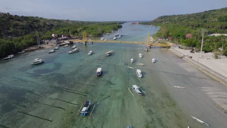 Nusa-Lembongan-Luftaufnahme-Der-Brücke-Und-Des-Riffs-An-Einem-Heißen,-Sonnigen-Tag