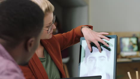 Frau,-Technik-Oder-Tablet-Präsentation