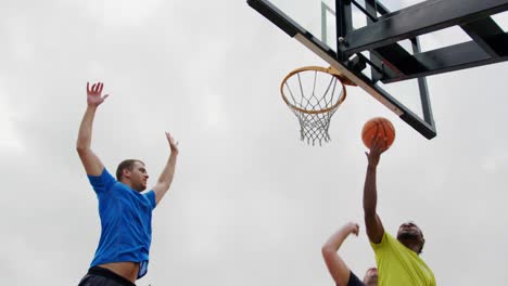 Basketballspieler-Spielen-Basketball-4k