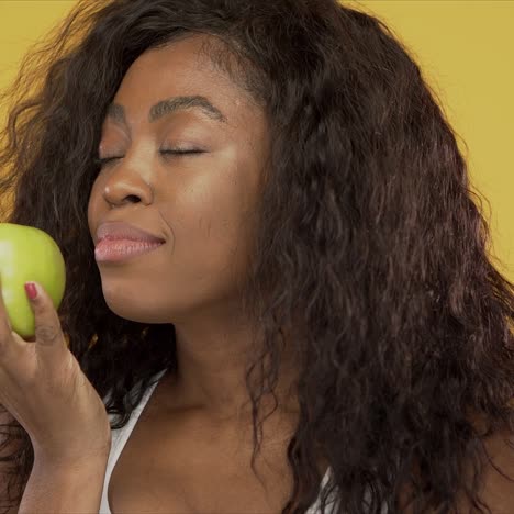 Mujer-Alegre-Con-Manzana-Verde