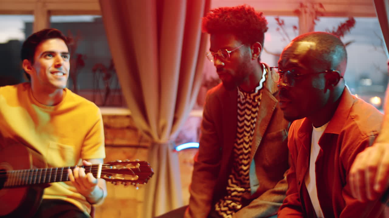 banda de música cantando y tocando música en vivo en un concierto