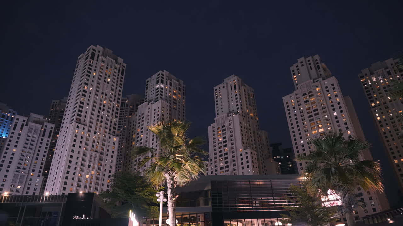 el paisaje urbano de dubái por la noche