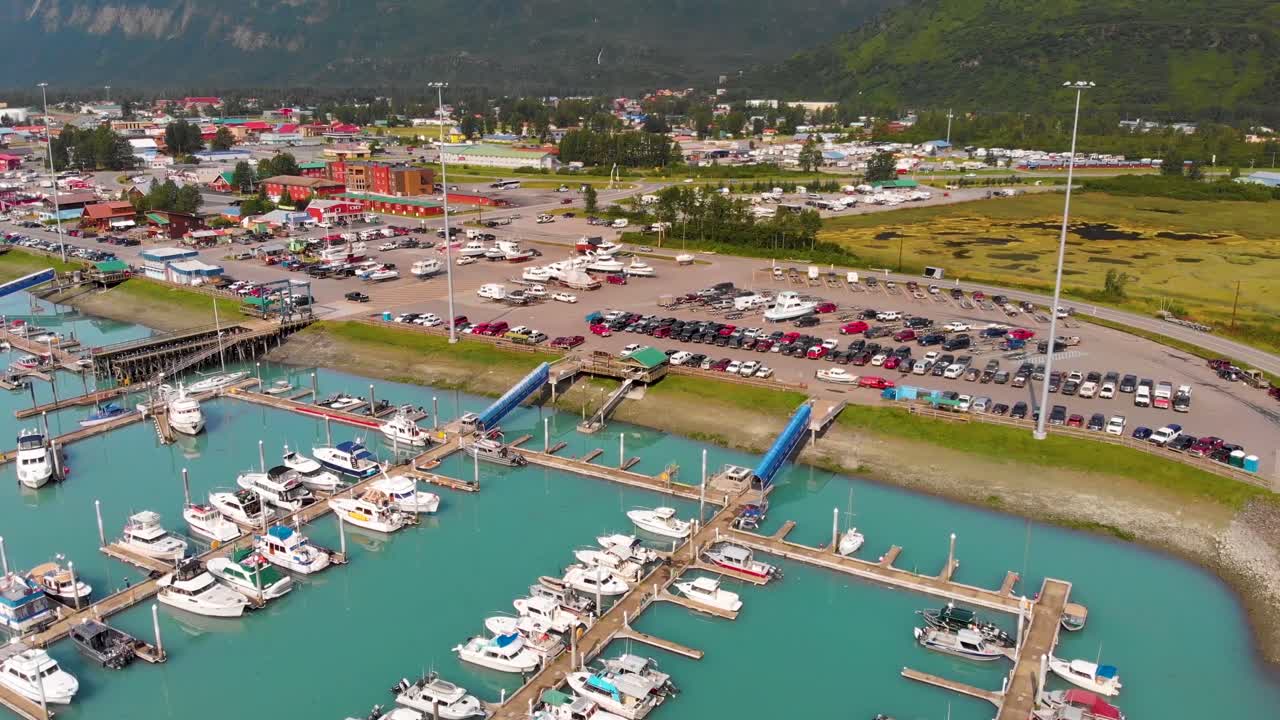 video de drones de 4k de botes y barcos en el puerto de valdez en valdez, alaska durante el día soleado de verano