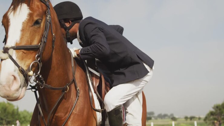 Uomo afroamericano in sella al suo cavallo da dressage
