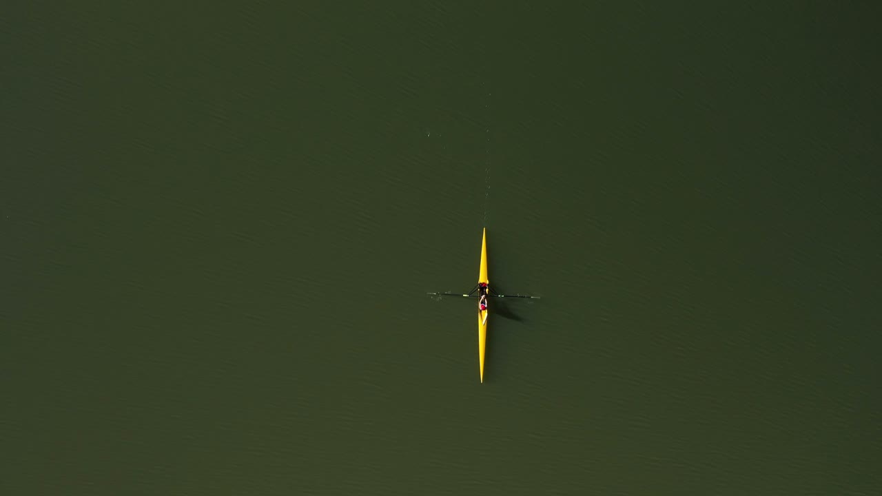 vista aérea de un miembro de la tripulación remando en su bote