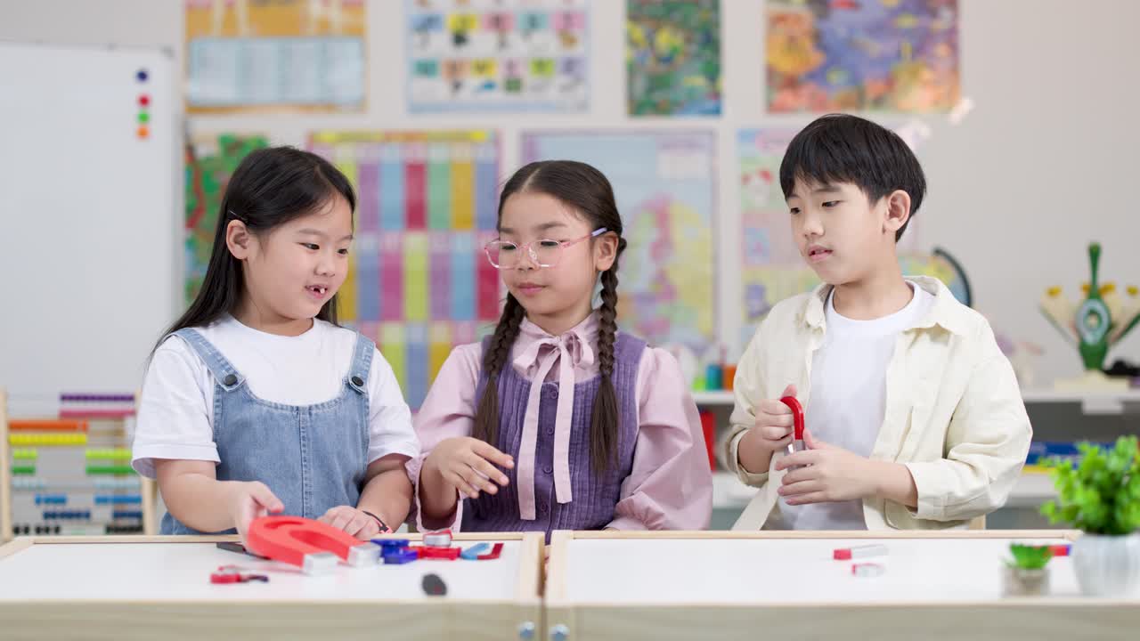 밝고 고른 조명 아래, 세 명의 초등학생이 교실 테이블에서 자석 실험을 직접 하고 있어요.