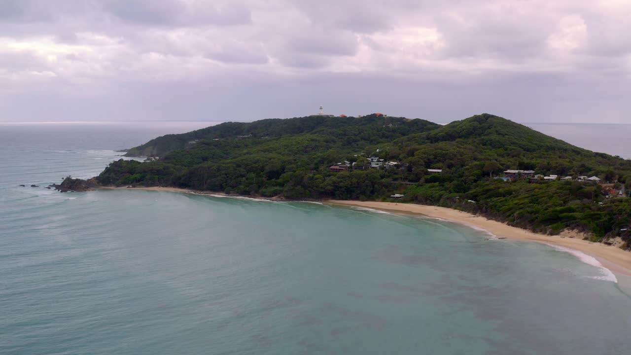 impresionante agua azul del océano en la playa wategos con un paisaje siempre verde en la ciudad costera de byron bay, australia