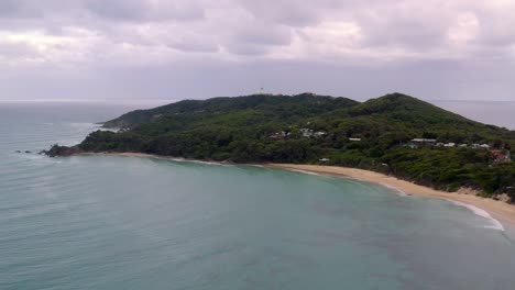 Atemberaubendes-Blaues-Ozeanwasser-Am-Wategos-Beach-Mit-Immergrüner-Landschaft-In-Der-Küstenstadt-In-Byron-Bay,-Australien